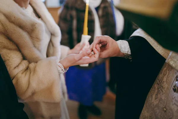 Poniéndome anillos. Los anillos de vestido de novia y novio —  Fotos de Stock