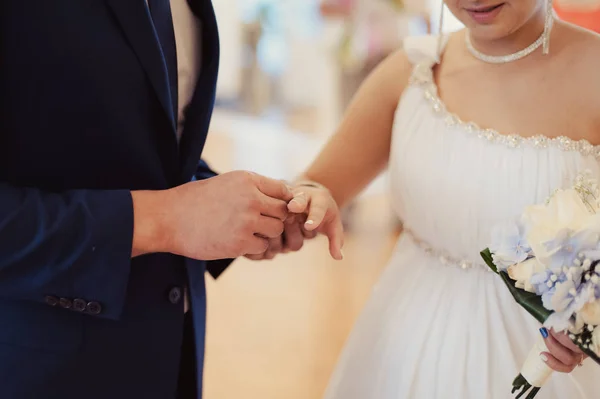 Ringe anziehen. Ringe für das Brautkleid — Stockfoto