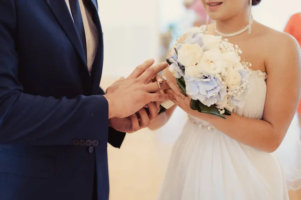 Poniéndome anillos. Los anillos de vestido de novia y novio —  Fotos de Stock