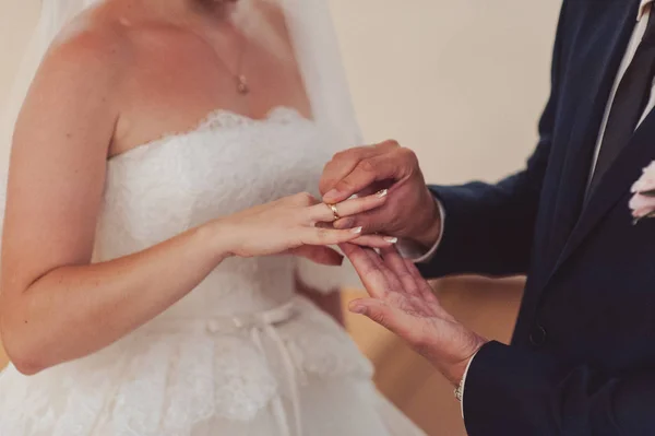 Je mets des bagues. Les bagues de robe de mariée et marié — Photo