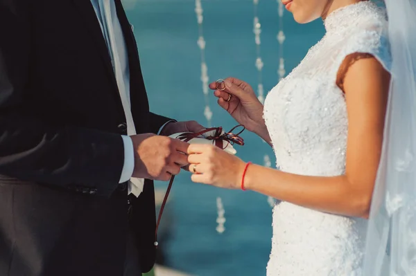 Uvedení na kroužky. Nevěsta a ženich šaty kroužky — Stock fotografie