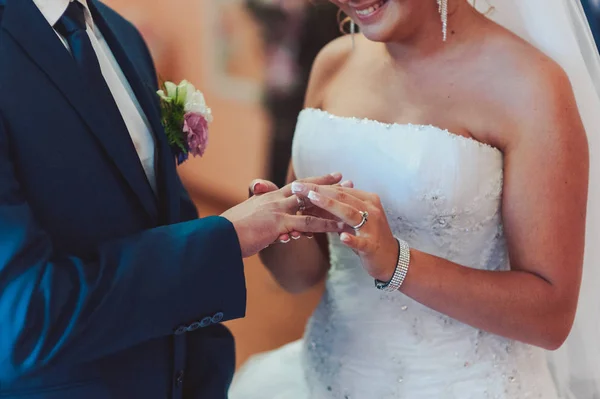 Ringe anziehen. Ringe für das Brautkleid — Stockfoto