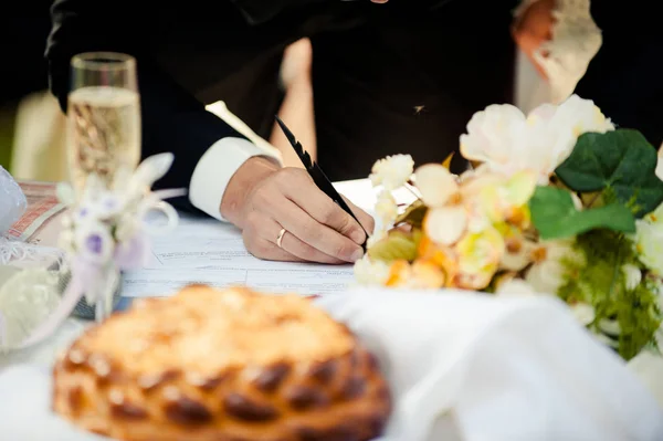 Signature Ceremony. The bride and groom sign the documents about the marriage — Stock Photo, Image