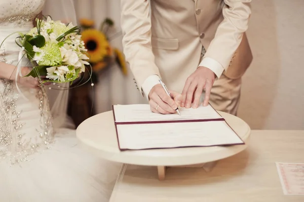 签字仪式。新娘和新郎签署关于婚姻的文件 — 图库照片