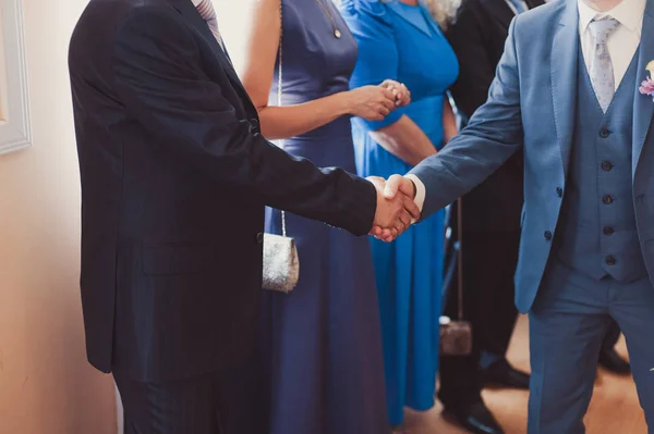 Zwei selbstbewusste Geschäftsleute beim Händeschütteln während eines Meetings im Büro, Erfolg, Umgang, Grußwort und Partnerkonzept. — Stockfoto