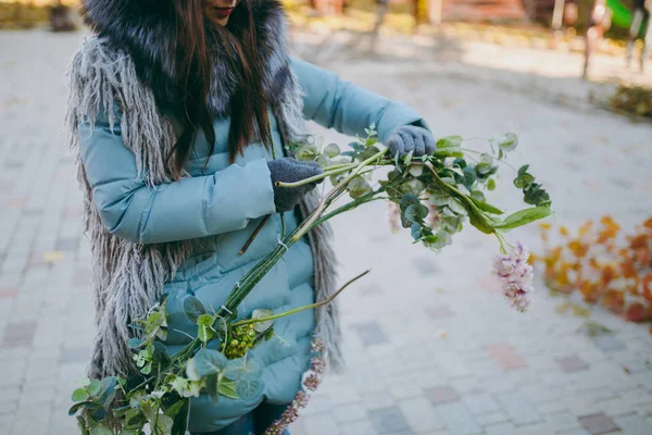 以小花瓶和挂在天花板上的花束为形式的最初婚礼花卉装饰 — 图库照片