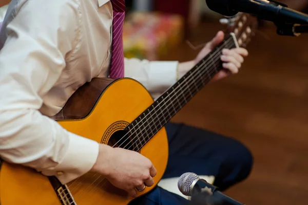 Gutaussehende junge Männer, die Gitarre spielen — Stockfoto