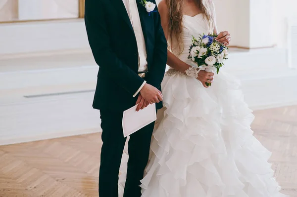 Noiva segurando grande buquê de casamento na cerimônia de casamento — Fotografia de Stock