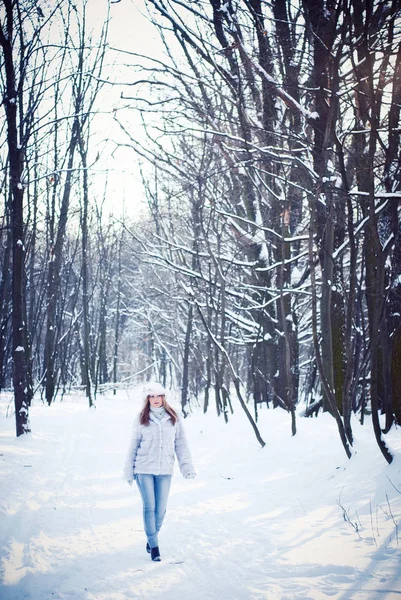 Bella ragazza in un parco innevato invernale — Foto Stock