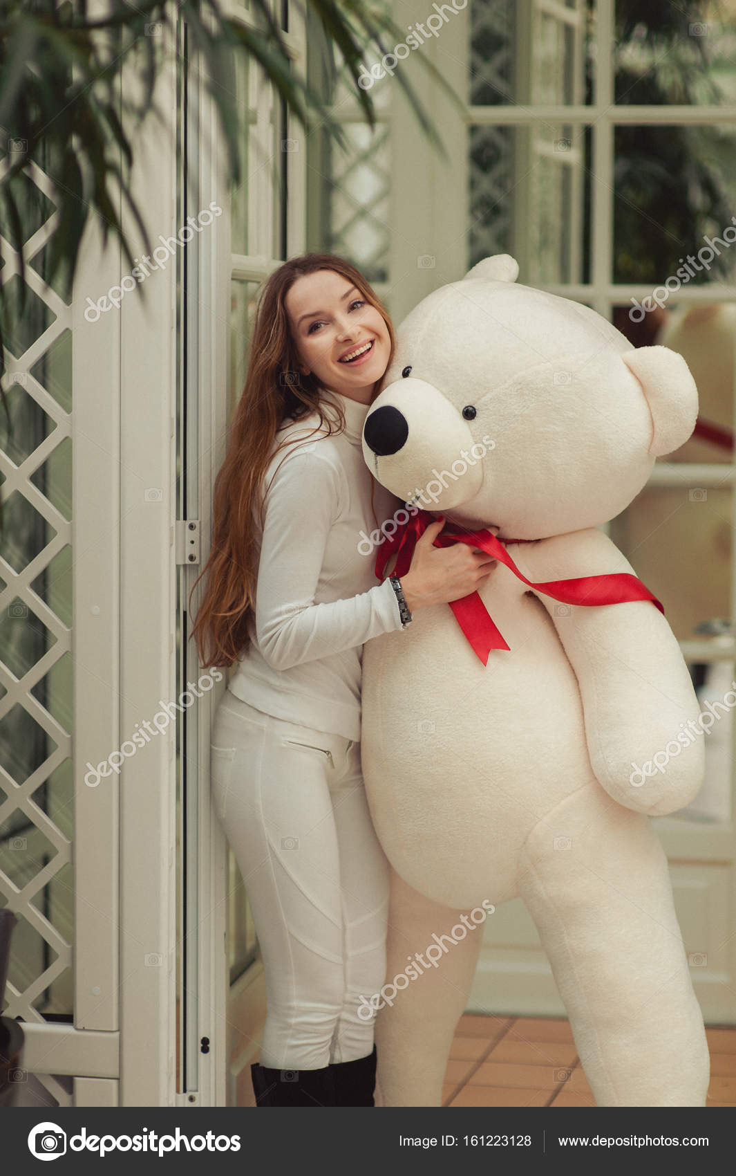 girls with big teddy bears