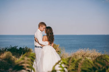 Deniz kenarında yürüyüşe güzel düğün çifti