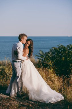 Deniz kenarında yürüyüşe güzel düğün çifti