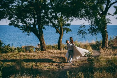 Deniz kenarında yürüyüşe güzel düğün çifti