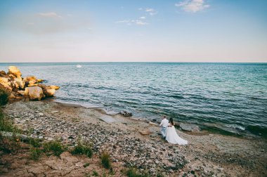 Deniz kenarında yürüyüşe güzel düğün çifti