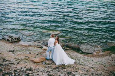 Deniz kenarında yürüyüşe güzel düğün çifti