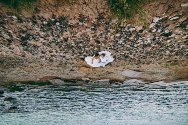 Deniz kenarında yürüyüşe güzel düğün çifti