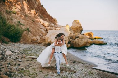 Deniz kenarında yürüyüşe güzel düğün çifti