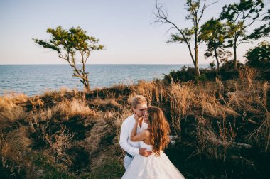 Deniz kenarında yürüyüşe güzel düğün çifti