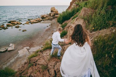 Deniz kenarında yürüyüşe güzel düğün çifti