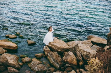 Deniz kenarında yürüyüşe güzel düğün çifti