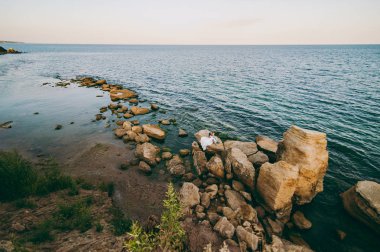 Deniz kenarında yürüyüşe güzel düğün çifti