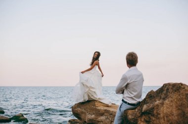 Deniz kenarında yürüyüşe güzel düğün çifti