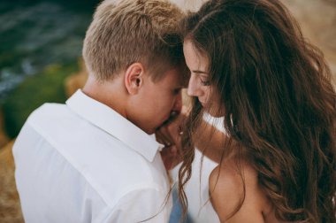 Deniz kenarında yürüyüşe güzel düğün çifti