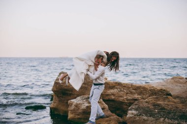 Deniz kenarında yürüyüşe güzel düğün çifti