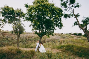 Güzel düğün çifti Vadisi'nde bir yolda