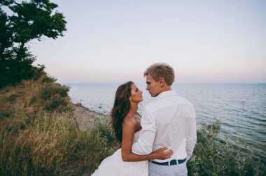 Deniz kenarında yürüyüşe güzel düğün çifti