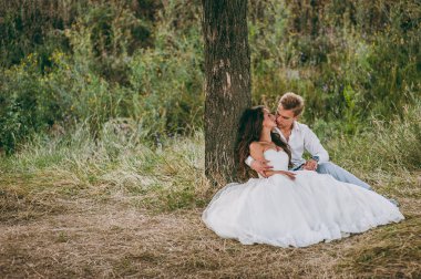 Güzel düğün çifti Vadisi'nde bir yolda