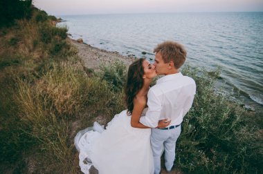 Deniz kenarında yürüyüşe güzel düğün çifti