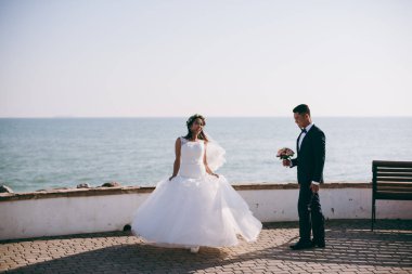 Düğün çift dolgu deniz kenarında yürüyüşe üzerinde