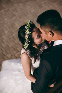 Rıhtımlar üzerinde sarılma tatlı evlilik çift