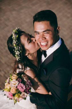 Rıhtımlar üzerinde sarılma tatlı evlilik çift