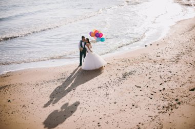 Deniz kıyısı yürüyüş topları ile evlilik çift