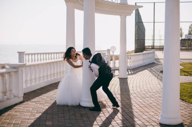 Düğün çift dolgu deniz kenarında yürüyüşe üzerinde