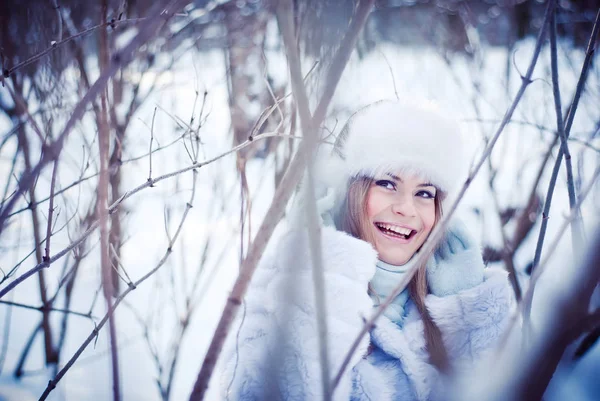 Bir kış karlı parkta güzel kız