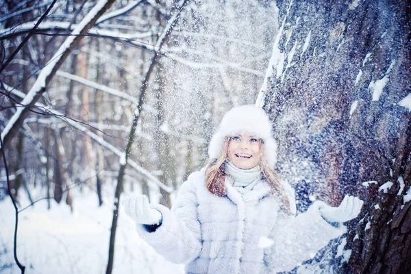 Piękna dziewczyna w parku zima śnieg — Zdjęcie stockowe