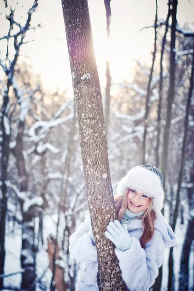 Bella ragazza in un parco innevato invernale — Foto Stock