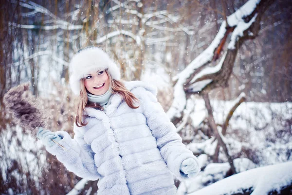 冬の雪の降る公園で美しい少女 — ストック写真