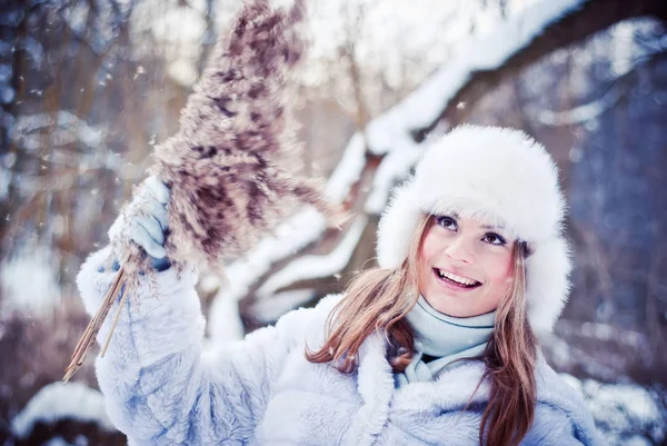 Bella ragazza in un parco innevato invernale — Foto Stock