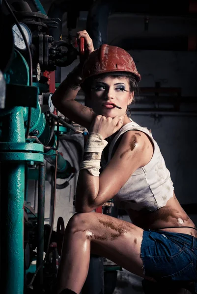 Bella ragazza che indossa un casco nel locale caldaia — Foto Stock