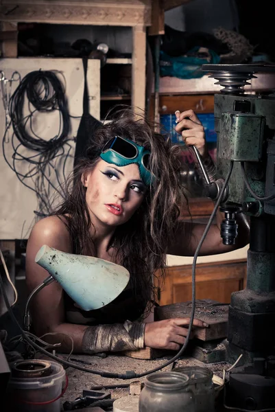 보일 러 룸에서 헬멧을 착용 하는 아름 다운 여자 — 스톡 사진