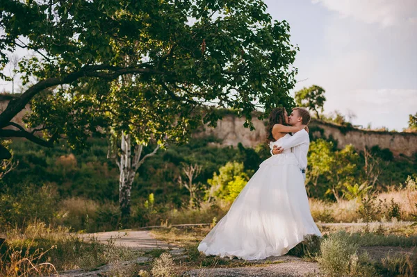 Güzel düğün çifti Vadisi'nde bir yolda