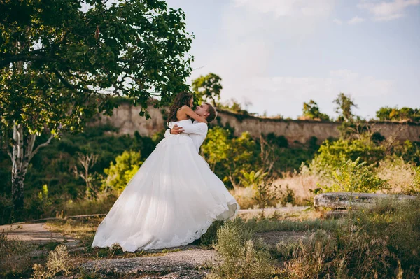 Casal bonito em um passeio no vale — Fotografia de Stock