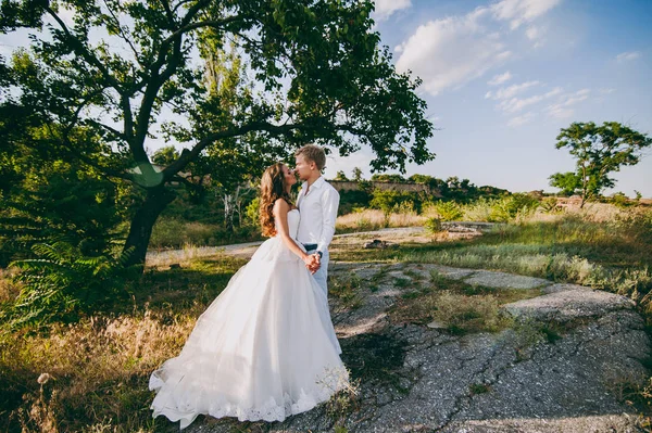 Casal bonito em um passeio no vale — Fotografia de Stock