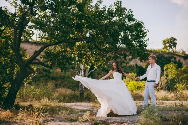 Beau couple de mariage sur une promenade dans la vallée — Photo