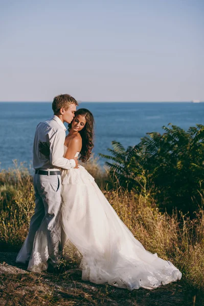 Deniz kenarında yürüyüşe güzel düğün çifti