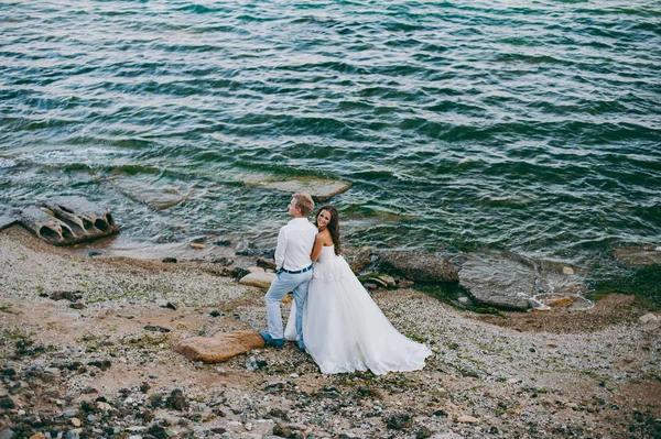 Szép esküvő házaspár egy sétával a tengerparton — Stock Fotó